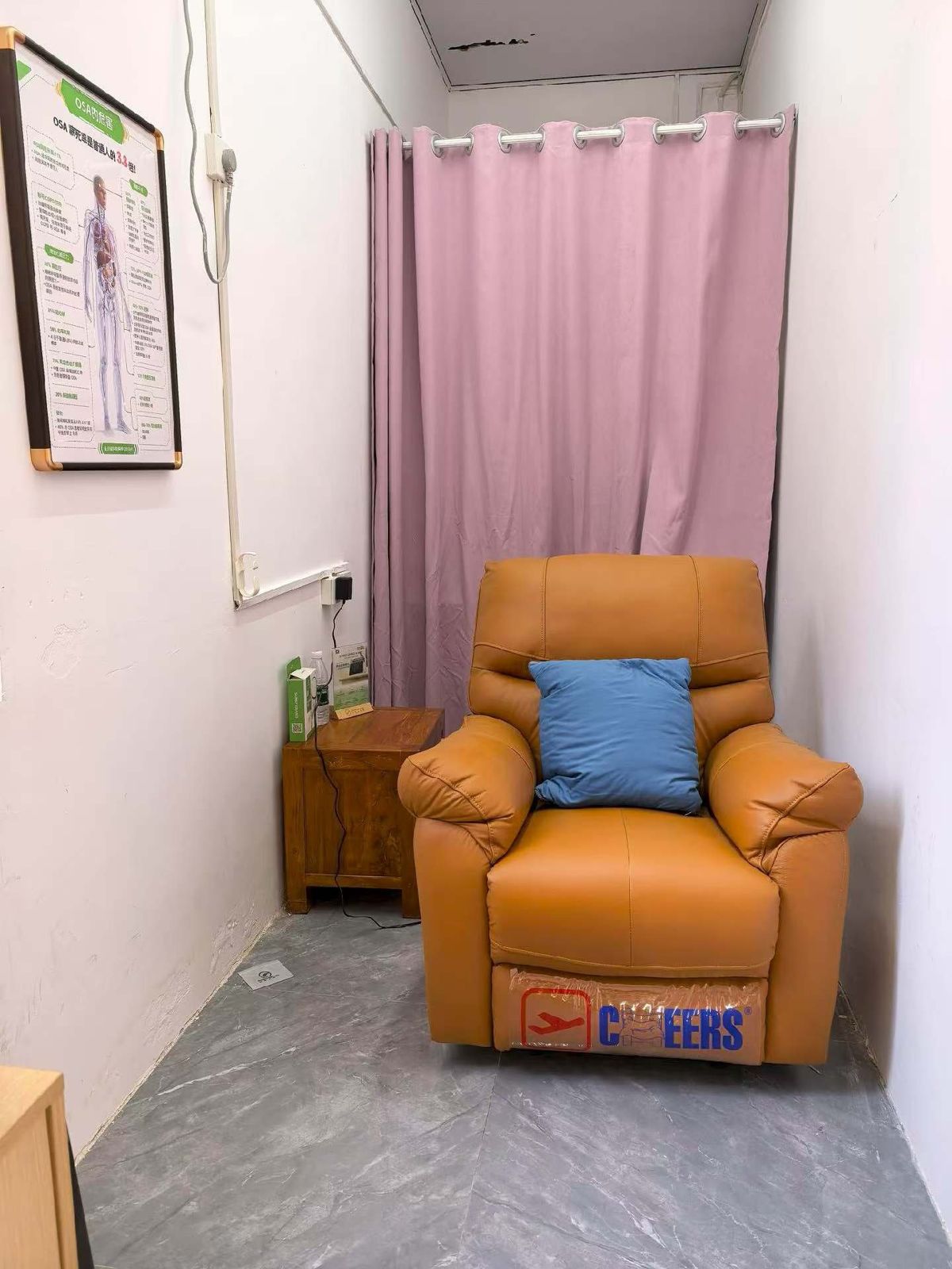 店内试戴休息区,皮质躺椅与粉色隔帘
