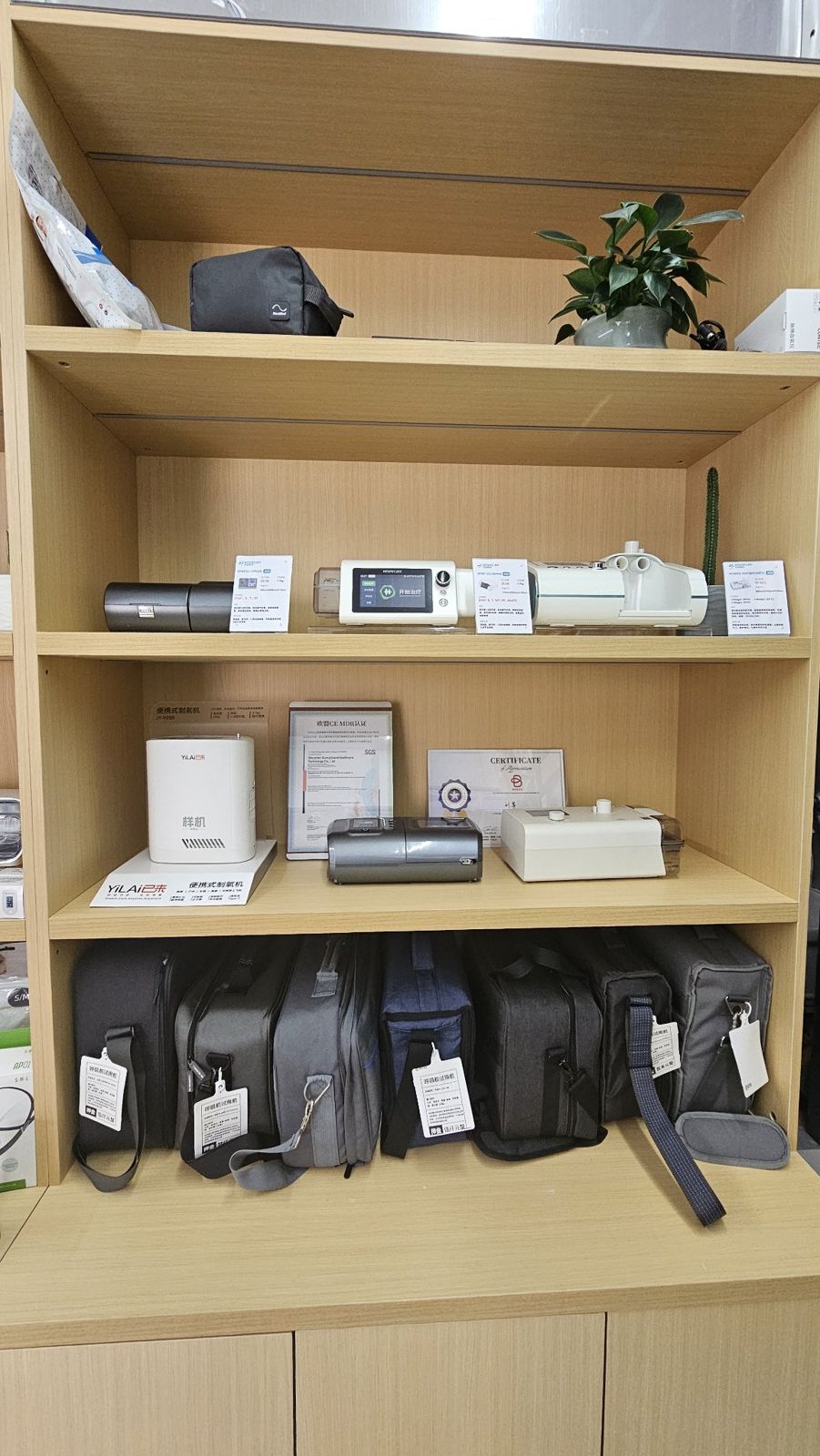 店内试戴机陈列货架,呼吸机样机与成排的试戴机包